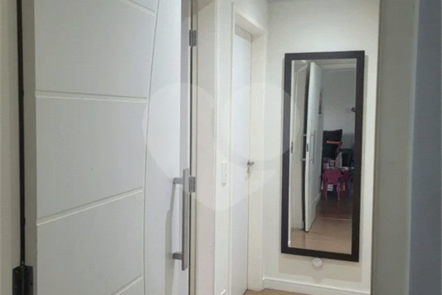 Apartamento de 03 dormitórios totalmente reformado com 02 vagas de Garagem escrituradas e livres.