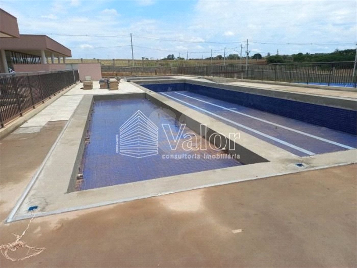 Terreno plano no Condomínio Villeneuve, com 250,00 m² de área total.