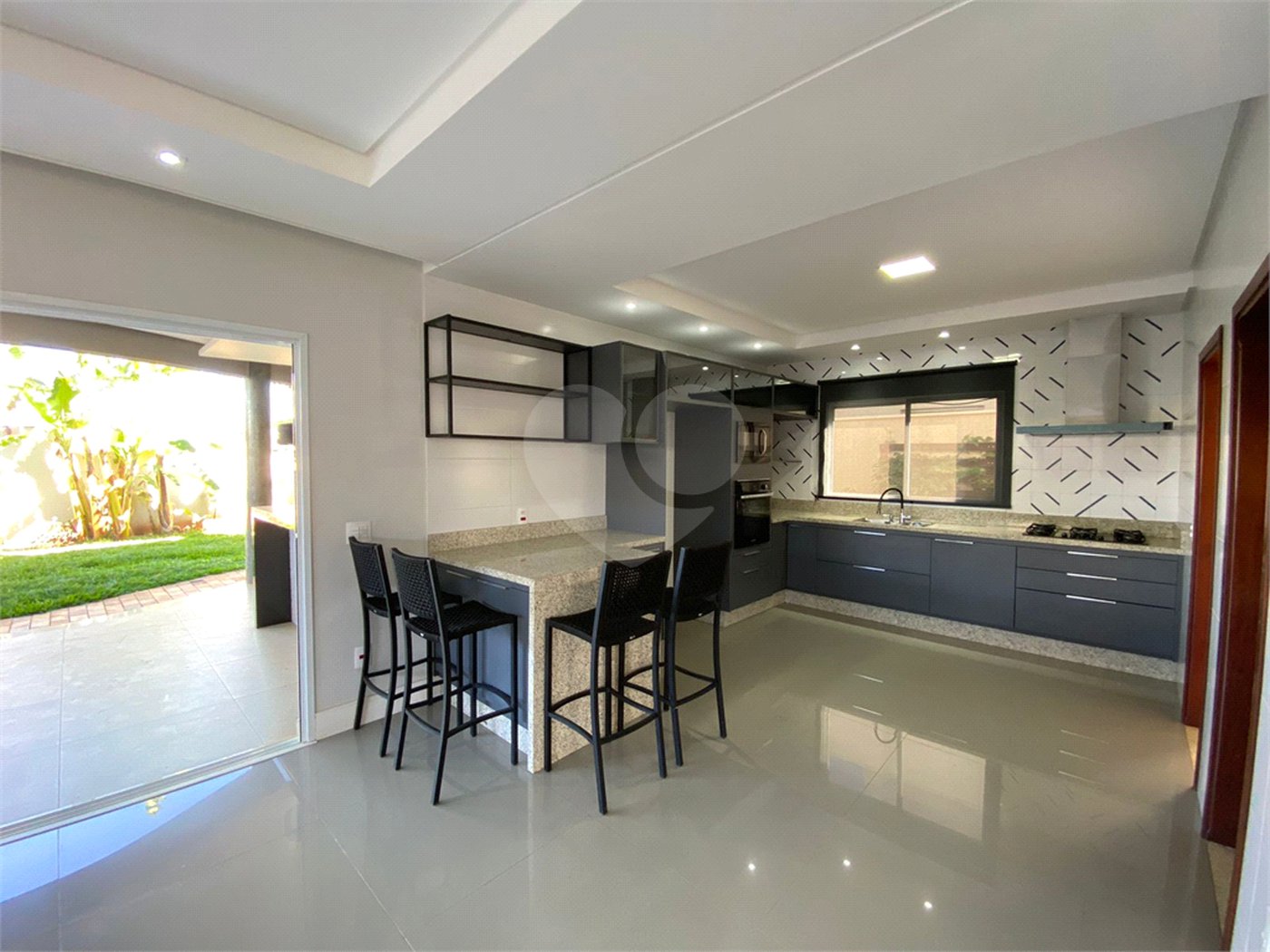 Casa com alto padrão de acabamento para venda no Condomínio Montreal.