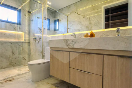 Indaiatuba - Condominio Villa Sapezal - 318 m² de Terreno - 230 m² de Área Construída - 3 suítes, sendo 1 Master com closet planejado - Sala de TV - Sala de estar integrada à Sala de jantar - Cozinha com móveis planejados - Despensa - Escritório planejado - Lavabo - Piscina com preparação para aquec