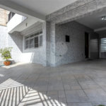 Sobrado no Jabaquara com 280m², 3 dormitórios, quintal amplo, varanda e 3 vagas de garagem.