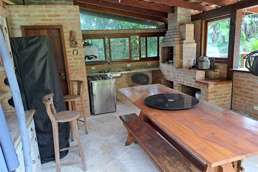 Casa à venda ou para alugar com 3 quartos, sendo 1 suíte,  no condomínio Parque Petrópolis 4 Secção, Mairiporã - SP