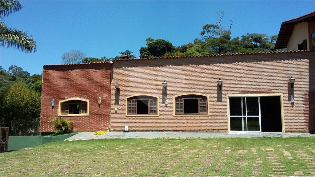 Casa à venda com 6 quartos, sendo 4 suítes, no condomínio Recanto dos Palmares, Atibaia - SP