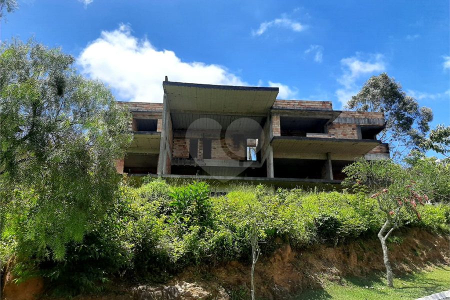 Sobrado à venda com 4 suítes em Roseira, Mairiporã, SP