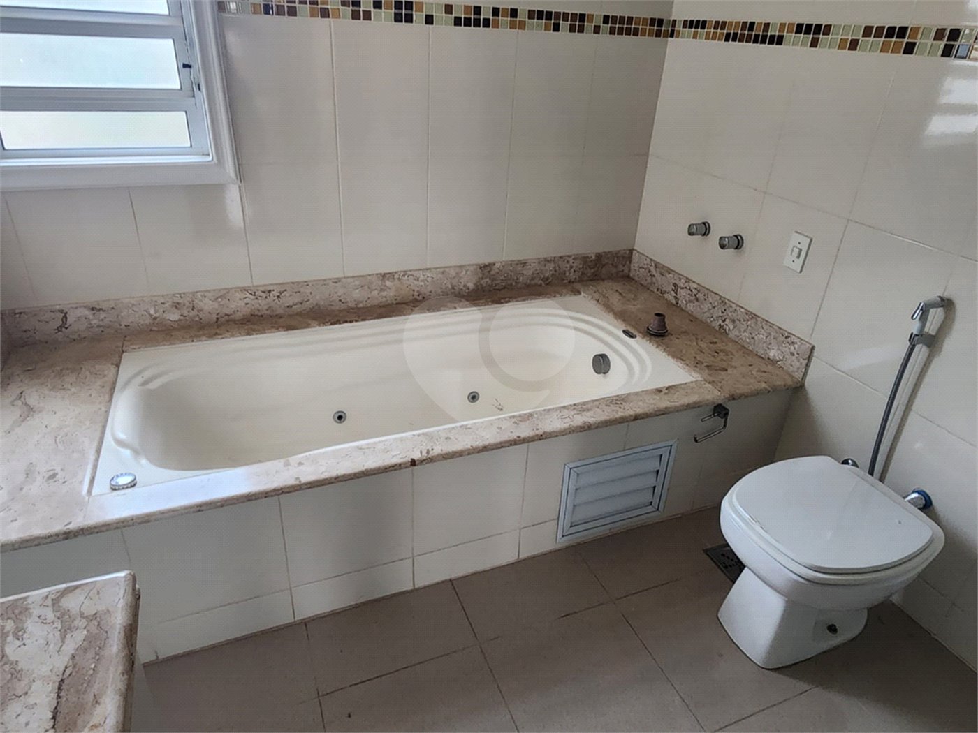 Casa à venda com 3 quartos, sendo 1 suíte, no condomínio Terras de São Francisco, Vinhedo - SP