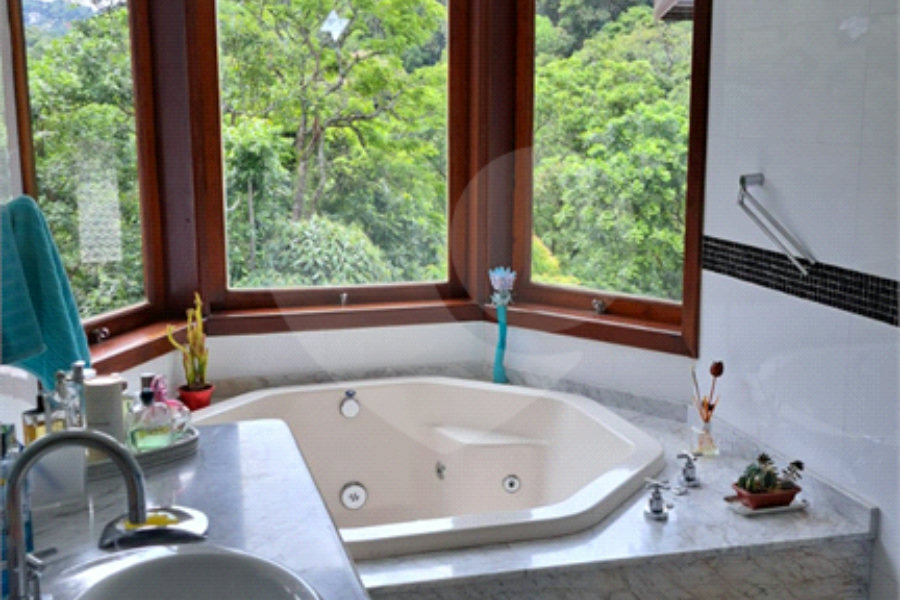 Casa à venda com 6 quartos, sendo 4 suítes, no condomínio Alpes da Cantareira, Mairiporã - SP