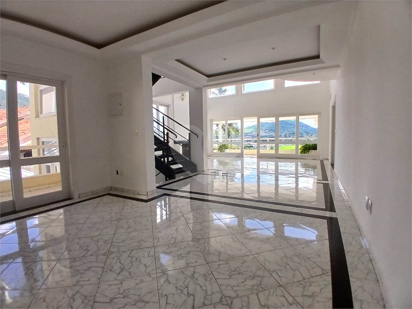 Casa à venda com 4 quartos, sendo 2 suítes, no condomínio Flamboyant, Atibaia - SP