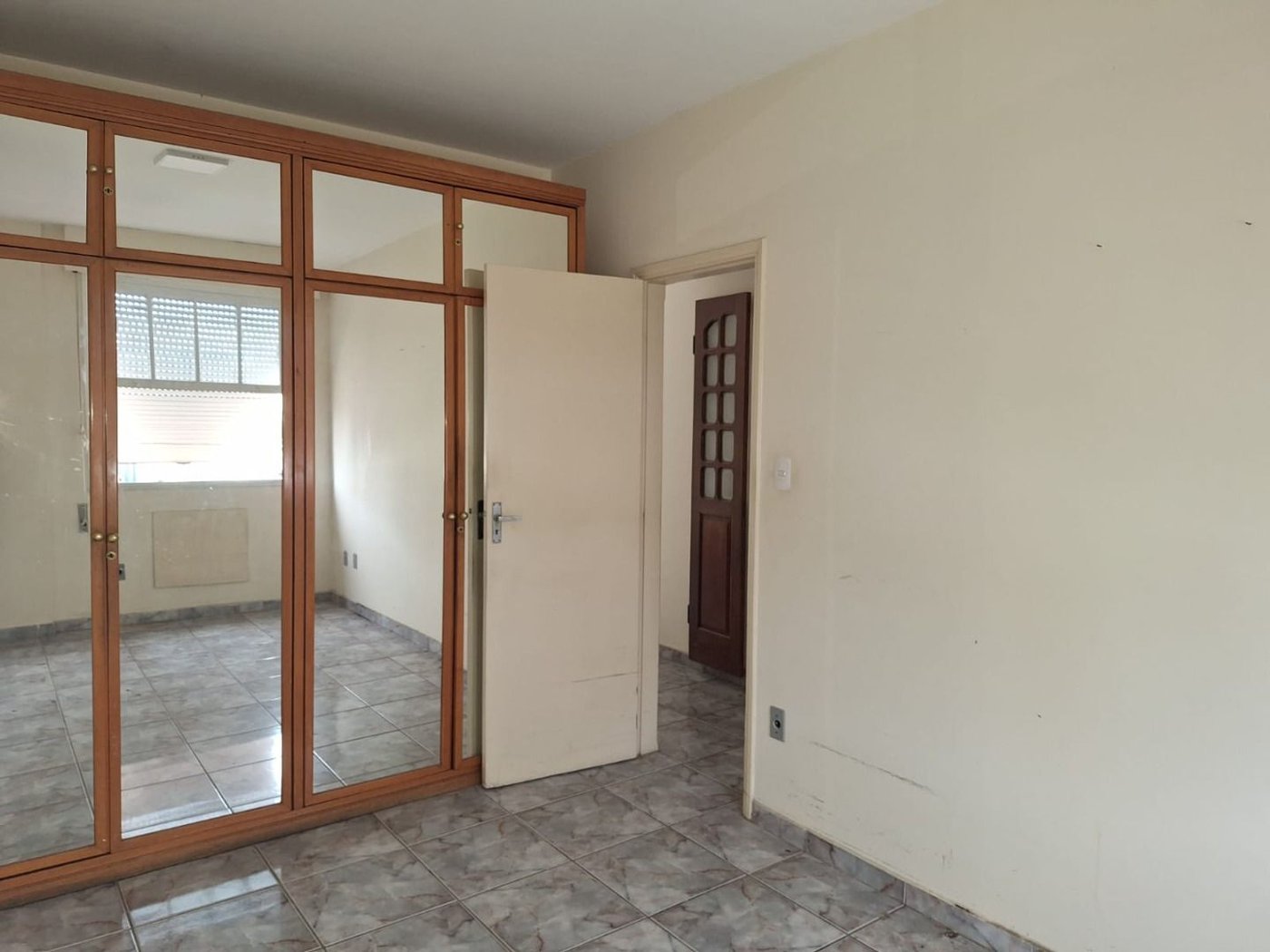 Apartamento Amplo a Apenas 120 Metros da Praia – Localização Privilegiada na Ponta da Praia!
