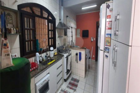 Sobrado à venda com 4 quartos, sendo 1 suíte, em Vila Marari, São Paulo, SP