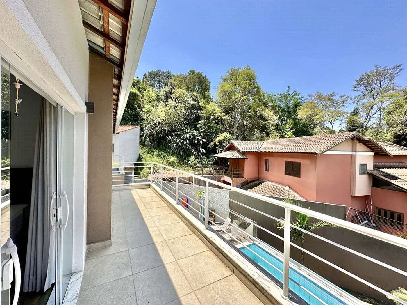 Casa à venda com 4 quartos, sendo 3 suítes,  no condomínio Vilarejo, Carapicuíba - SP