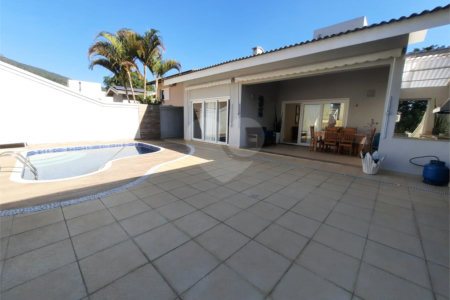Casa à venda com 3 suítes no condomínio Parque Arco Iris, Atibaia - SP
