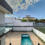 Indaiatuba - Condomínio Milano - Sobrado - 350 m² de terreno - 240 m² de área construída - 4 vagas de garagem, sendo 2 cobertas - Salas de estar e jantar integradas - 3 suítes com closet e varanda no pavimento superior - Escritório no térreo - Espaço gourmet com churrasqueira - Banheiro externo