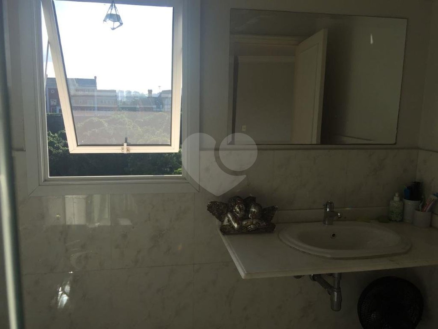 Casa à venda com 5 quartos, sendo 4 suítes, no condomínio Jardim Vitória Régia, São Paulo - SP