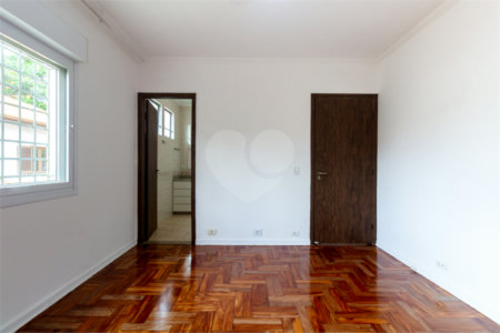Sobrado à venda com 4 quartos, sendo 2 suítes, em Alto de Pinheiros, São Paulo, SP