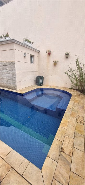 Casa à venda com 4 quartos, sendo 2 suítes, no condomínio Casas de Windsor, São Paulo - SP