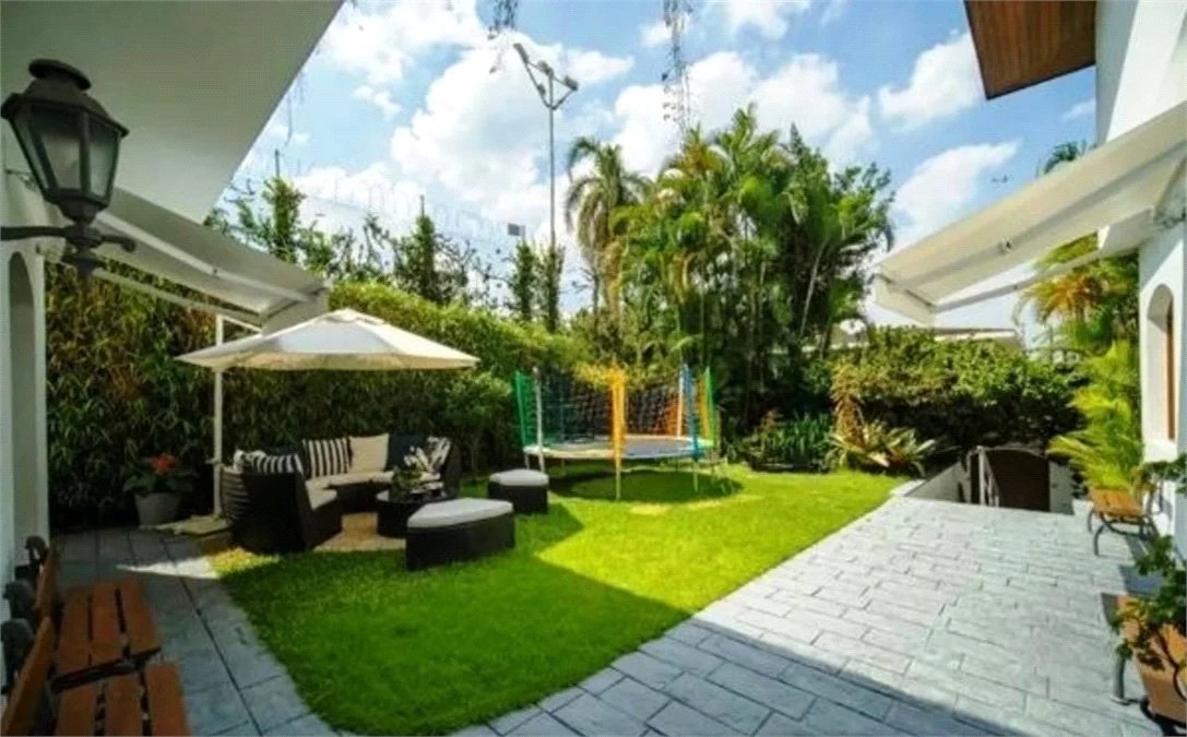 Casa à venda com 5 quartos, sendo 2 suítes, em Jardim Everest, São Paulo, SP