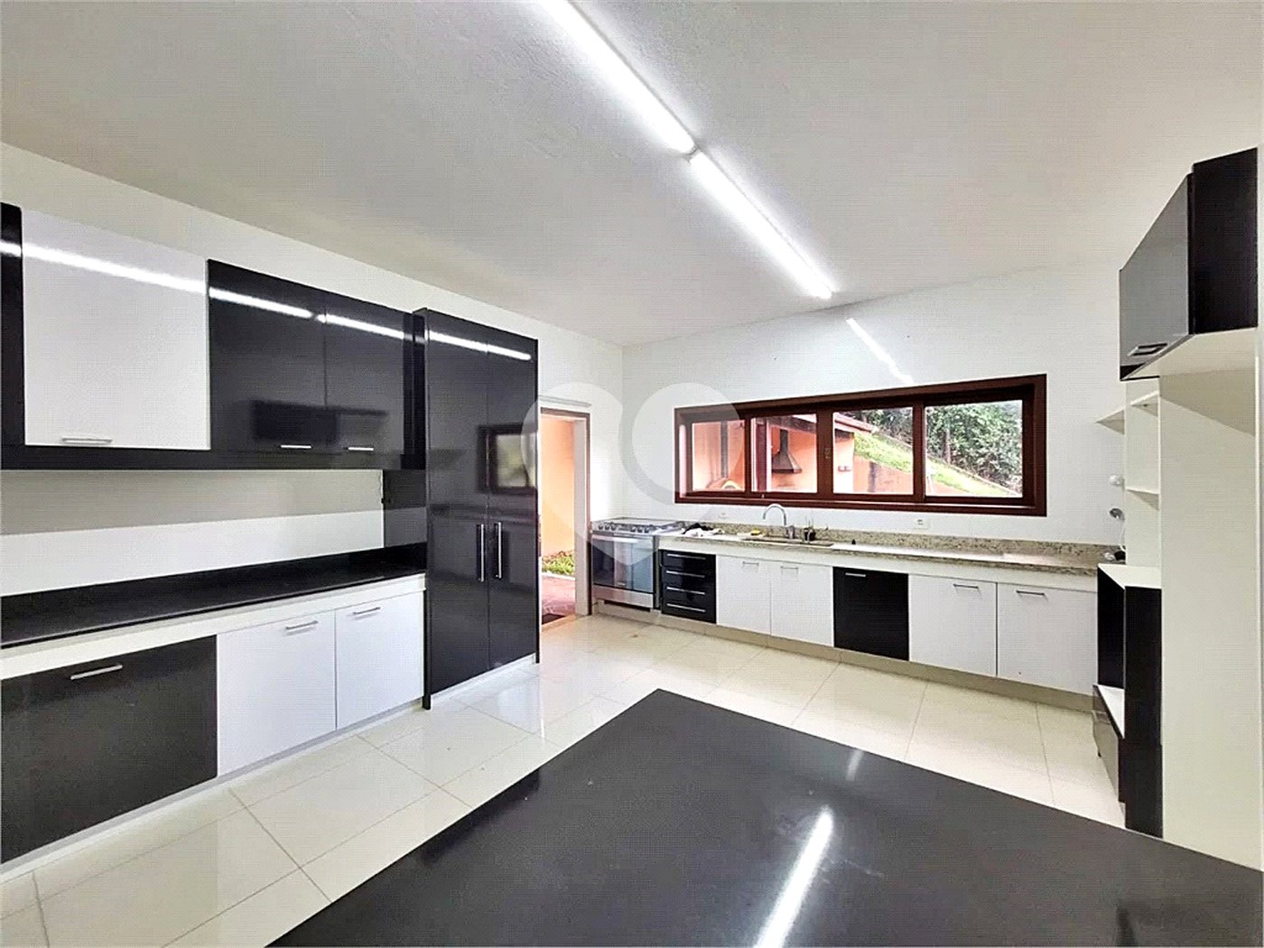 Casa à venda ou para alugar com 7 quartos, sendo 5 suítes, no condomínio Sausalito, Mairiporã - SP