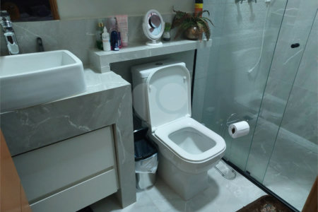 Casa à venda com 4 quartos, sendo 2 suítes,  no condomínio Figueira Garden, Atibaia - SP