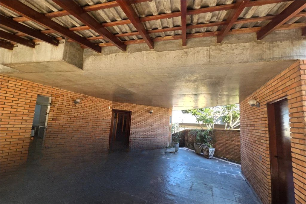 Casa à venda com 4 quartos, sendo 2 suítes, em Cidade São Francisco, São Paulo, SP