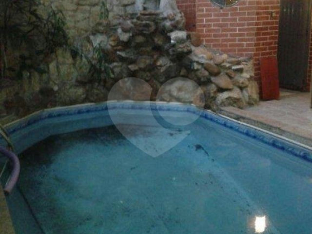 Sobrado à venda com 3 suítes em Vila Nivi, São Paulo, SP