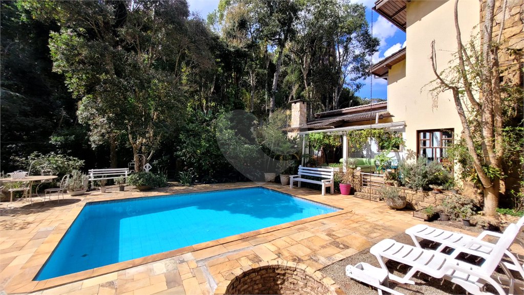 Casa à venda ou para alugar com 4 quartos, sendo 3 suítes, no condomínio Associação Reserva das Hortênsias, Mairiporã - SP