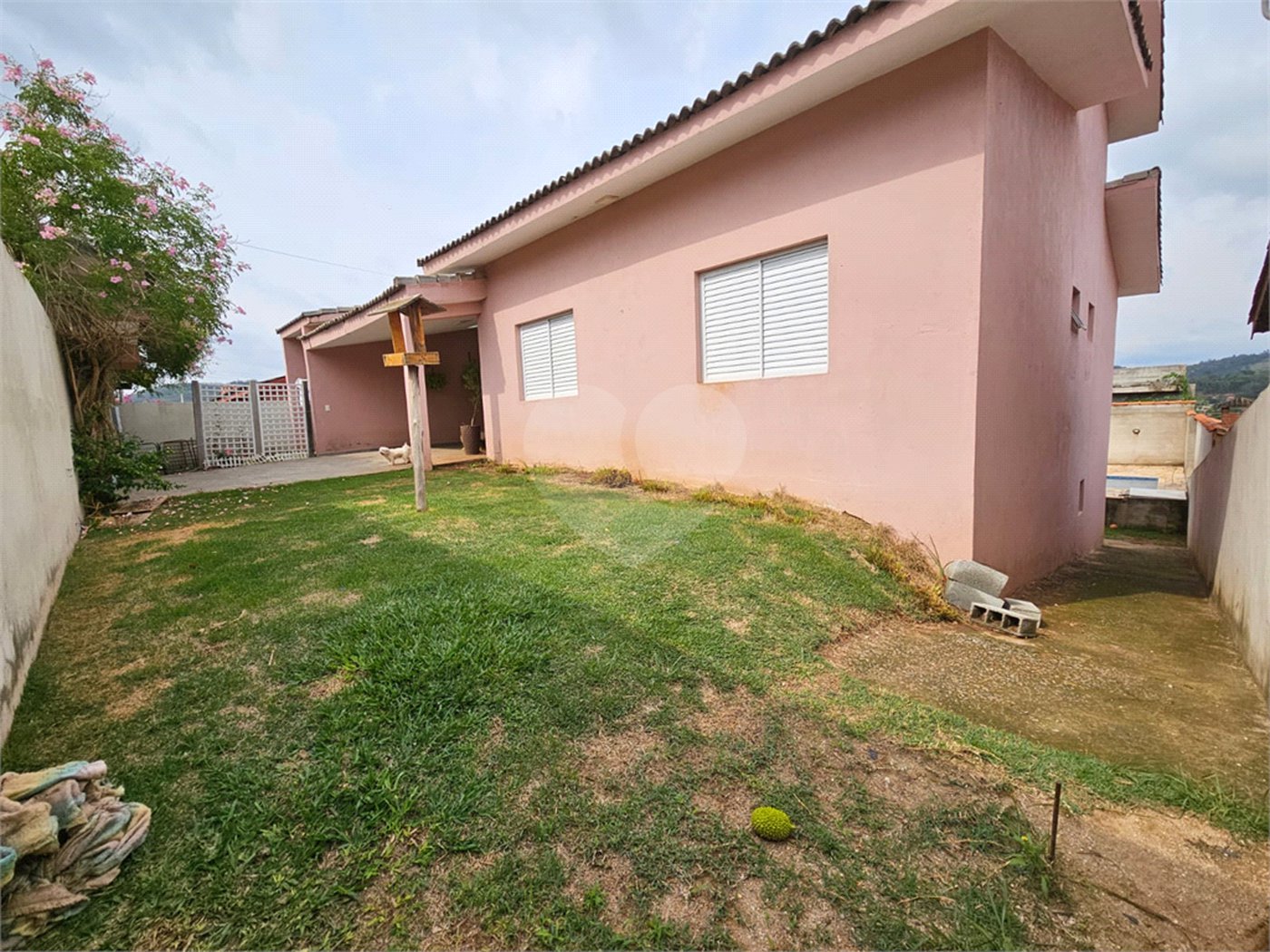 Casa à venda com 4 quartos, sendo 1 suíte,  no condomínio Jardim Shangri-lá, Atibaia - SP