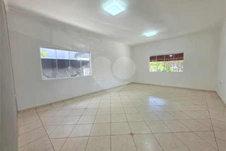 Casa à venda com 3 quartos, sendo 1 suíte, no condomínio Residencial Jardim das Palmeiras, Vinhedo - SP