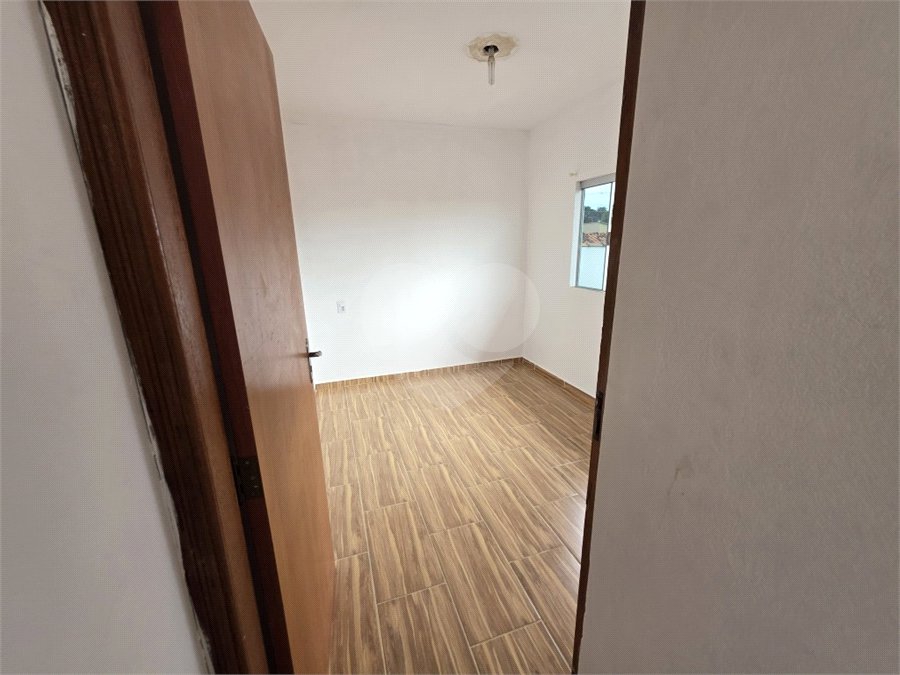 Casa térrea à venda no Douradinho com 2 quartos e edícula com mais dois quartos e 2 banheiros.