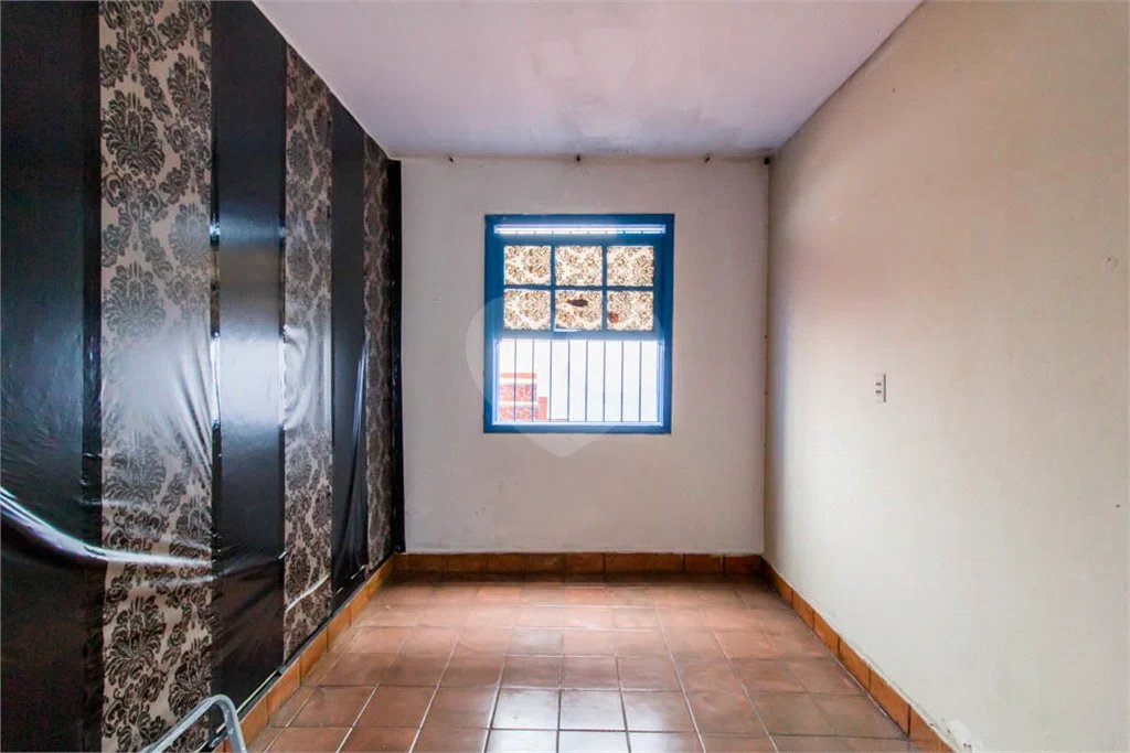 Casa à venda em Moema de 280m² com 4 dormitórios, sendo 1 suíte e 2 vagas de garagem.
