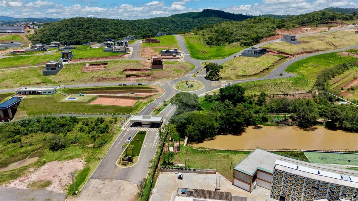 Casa térrea 3 dormitórios (3 suítes), espaço gourmet, piscina, 2 vagas garagem, condomínio fechado com ampla área lazer