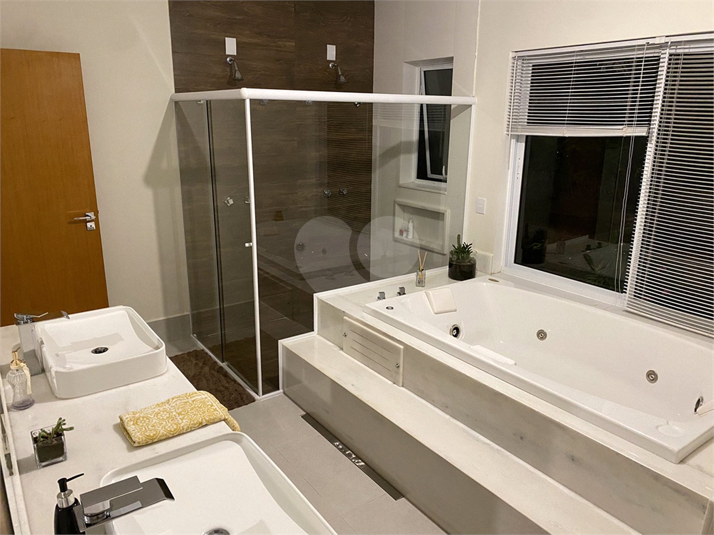 Casa à venda com 3 suítes no condomínio Jardim Primavera, Louveira - SP