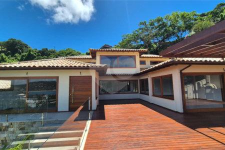Casa à venda com 8 quartos, sendo 7 suítes, em Ferradura, Armação dos Búzios, RJ