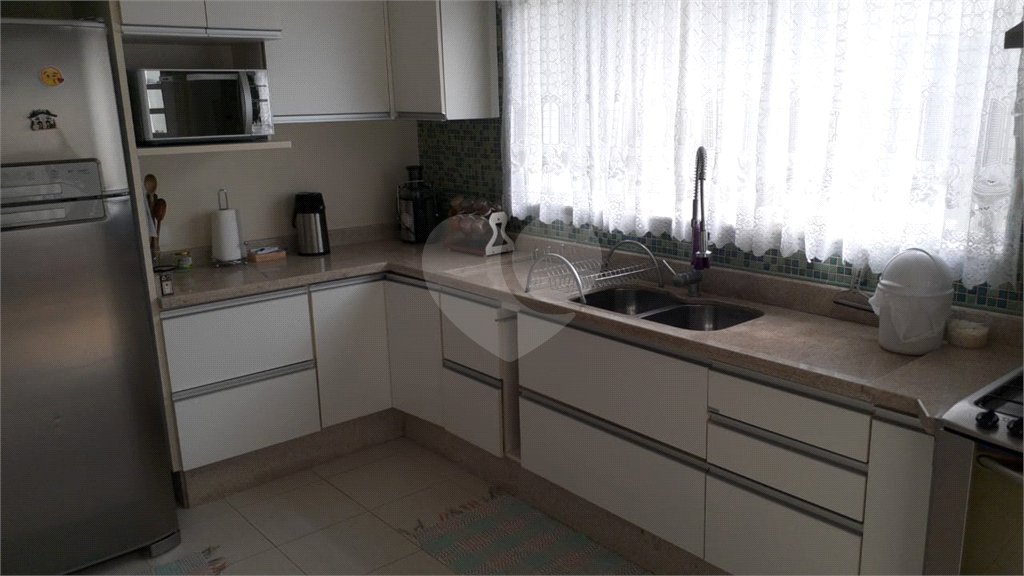 Sobrado à venda com 3 quartos, sendo 1 suíte,  no Centro, Elias Fausto, SP