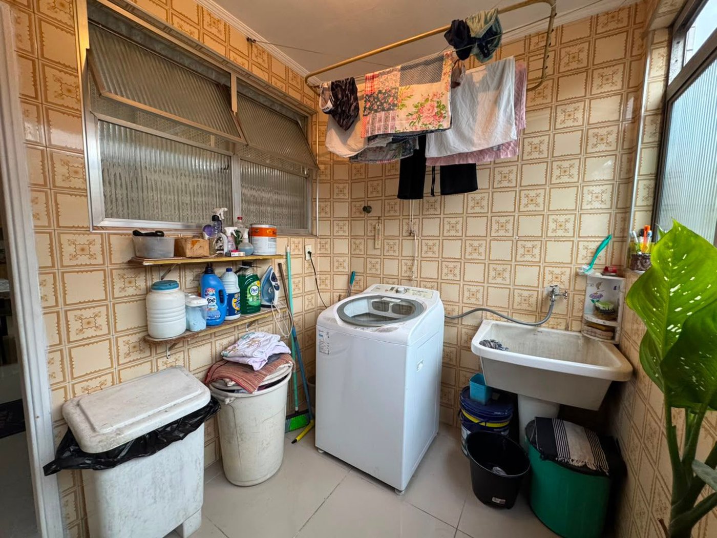 Apartamento com 2 dormitórios e suíte + dependência de serviço completa na Ponta da Praia – Localização privilegiada próximo à Praça Dino Bueno