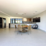 Indaiatuba - Quintas da Terracota - 1252 m² de terreno - casa térrea com 514 m² de área construída -3 vagas de garagem cobertas e 3 descobertas Lavabo - Sala de estar e jantar amplas e integradas - Escritório privativo - Cozinha toda equipada com geladeira, forno, micro-ondas, lava-louças,