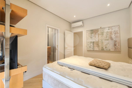 Apartamento à venda ou para alugar com 4 quartos, sendo 3 suítes, em Moema, São Paulo, SP
