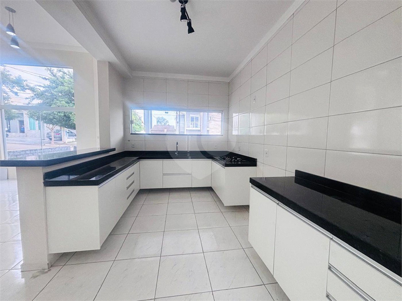Casa à venda com 2 suítes no condomínio Horto Florestal III, Sorocaba - SP