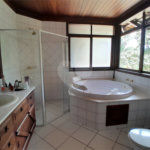 Casa à venda com 4 quartos, sendo 2 suítes, no condomínio Cantareira, Mairiporã - SP