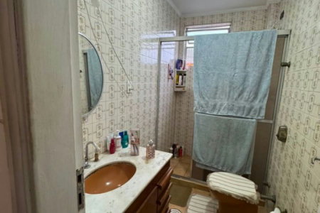 Apartamento com 2 dormitórios e suíte + dependência de serviço completa na Ponta da Praia – Localização privilegiada próximo à Praça Dino Bueno