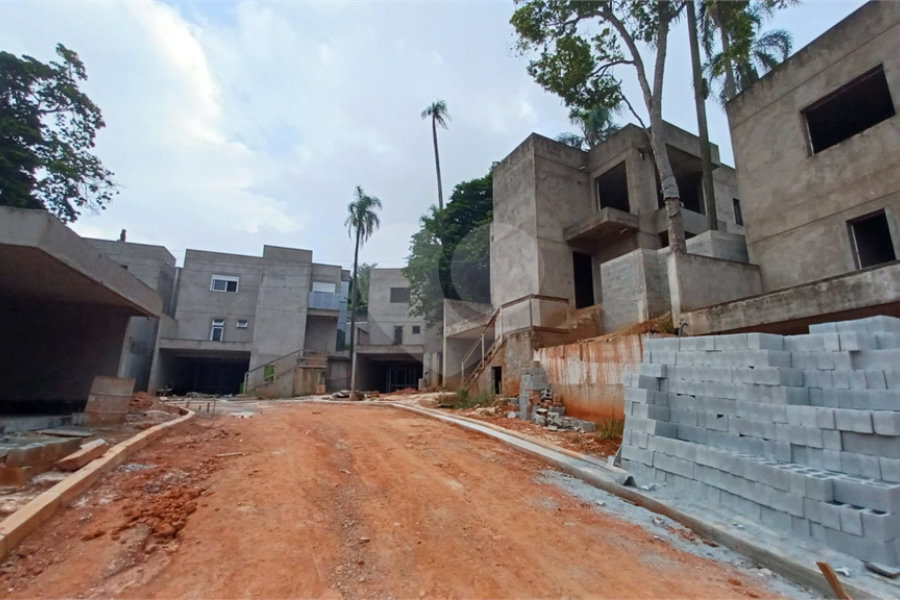 Casa à venda com 4 quartos, sendo 2 suítes, no condomínio Residencial Floresta, São Paulo - SP