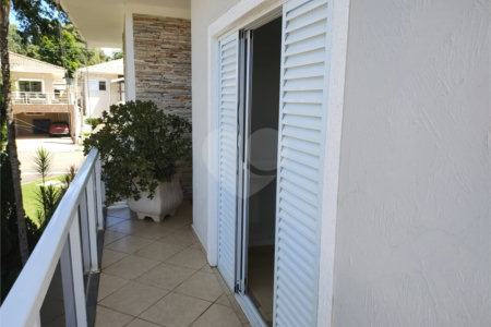 Casa à venda com 4 quartos, sendo 2 suítes, no condomínio Residencial Jardim das Palmeiras, Vinhedo - SP