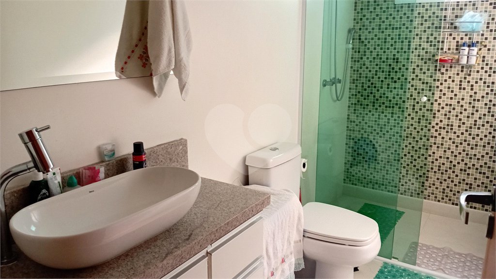 Sobrado à venda com 4 quartos, sendo 2 suítes,  em Vila Gilda, Santo André, SP
