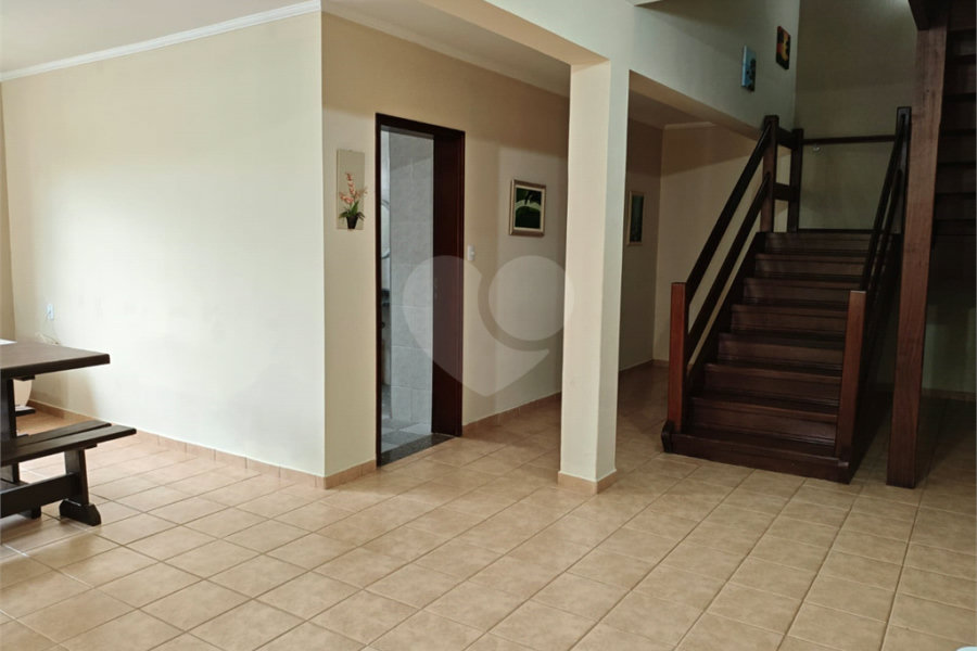 Casa à venda com 4 quartos, sendo 2 suítes,  em Country Residencial Felix, Bom Jesus dos Perdões, SP