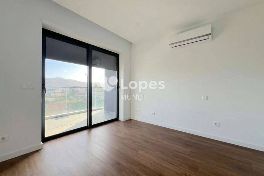 Apartamento T2 à venda em Águas Santas, Maia, Portugal – Varanda e garagem