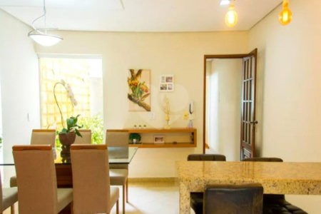 Sobrado com 180m² , 3 dormitórios , sendo 3 suítes , 3 vagas de garagem , churrasqueira e Jardim de inverno , à venda na Vila Scarpelli , Santo André.