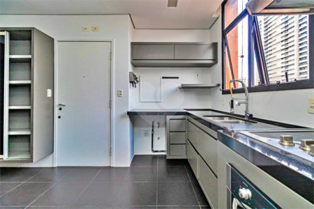 Apartamento à venda com 3 quartos, sendo 1 suíte, em Vila Olímpia, São Paulo, SP