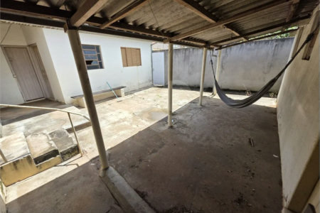Casa térrea à venda com amplo quintal e grande potencial na Vila Nery