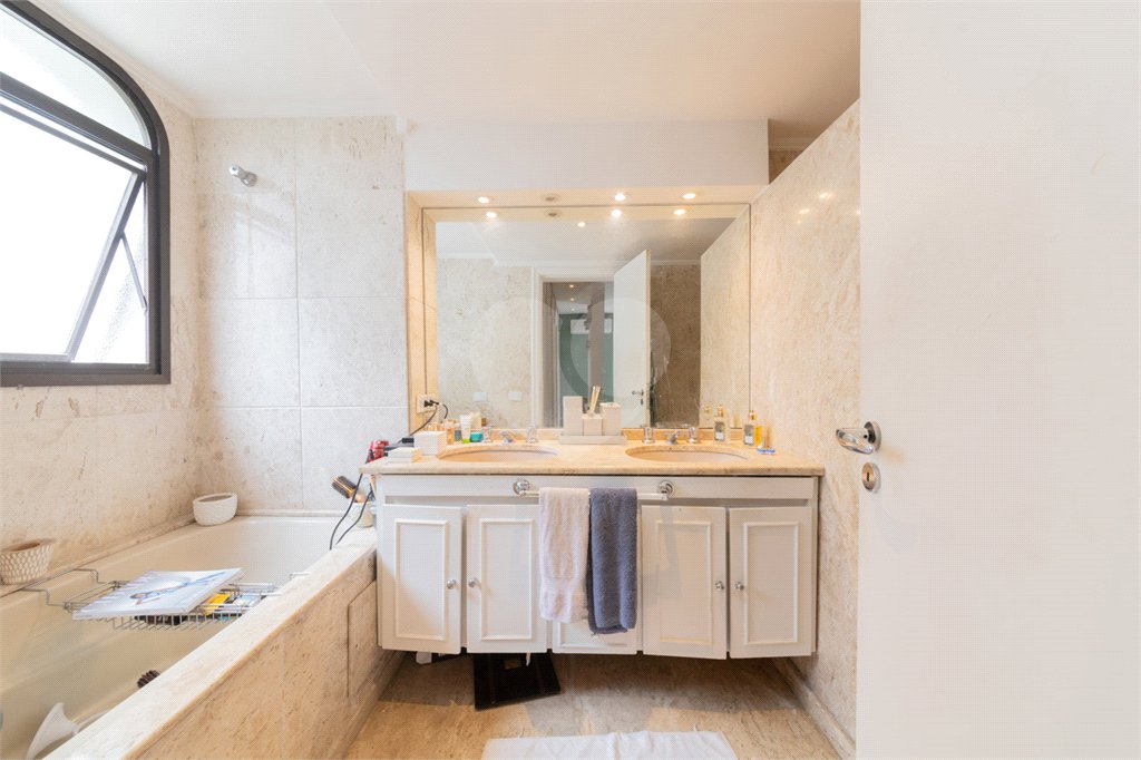 Apartamento à venda com 3 quartos, sendo 2 suítes, em Itaim Bibi, São Paulo, SP