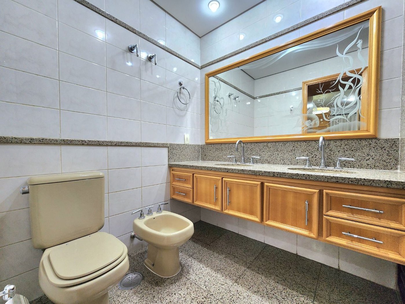 Apartamento Alto Padrão Frente Mar com 4 Dormitórios, 3 Suítes e 3 Vagas na Orla de Santos