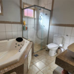Casa à venda com 4 quartos, sendo 2 suítes, no condomínio Residencial Jardim Primavera, Louveira - SP